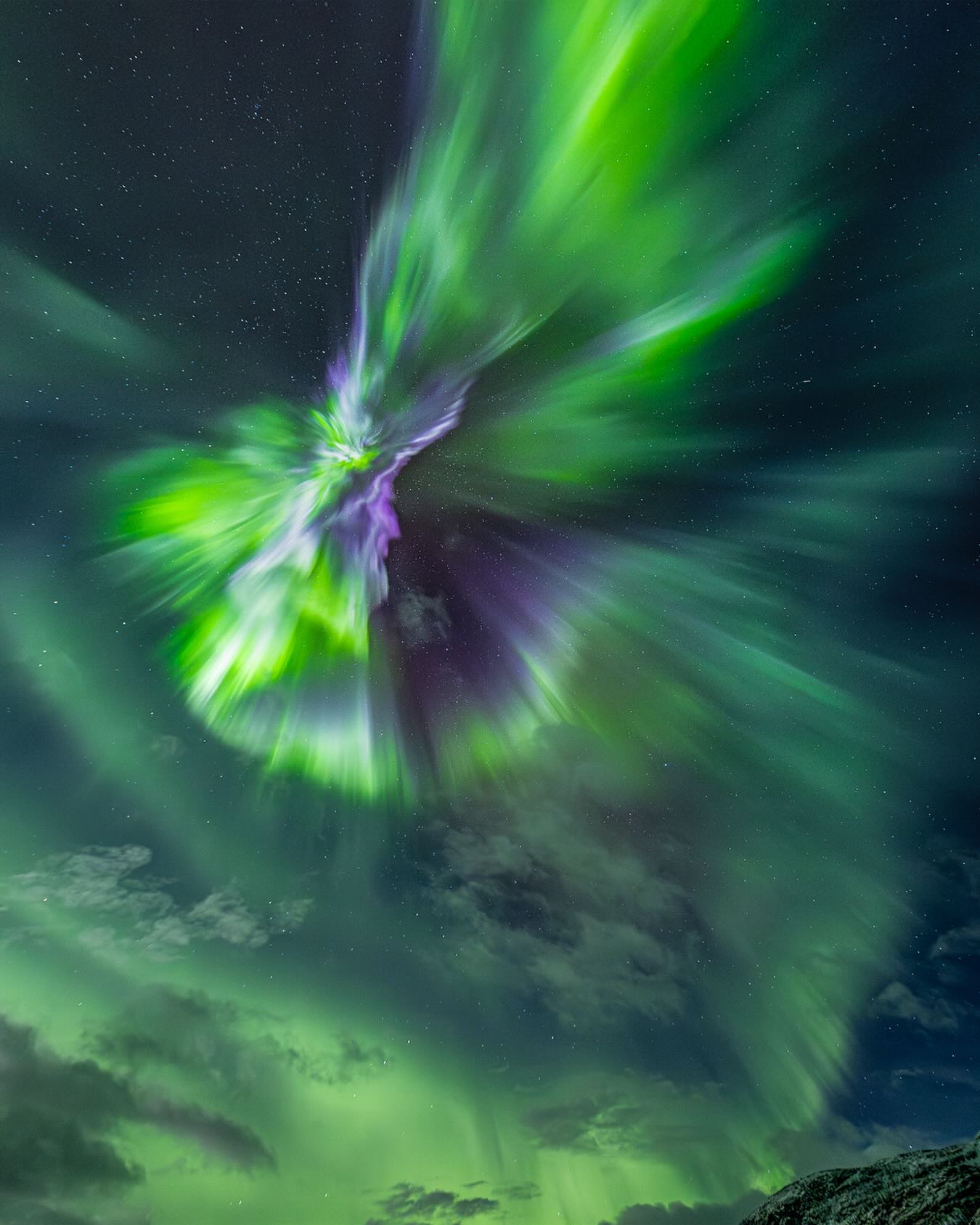 Hopefully the skies will offer something like this soon. 😍
•••
Do you see the eagle? 🦅 
•••
#northenlights #greenlander_tromso