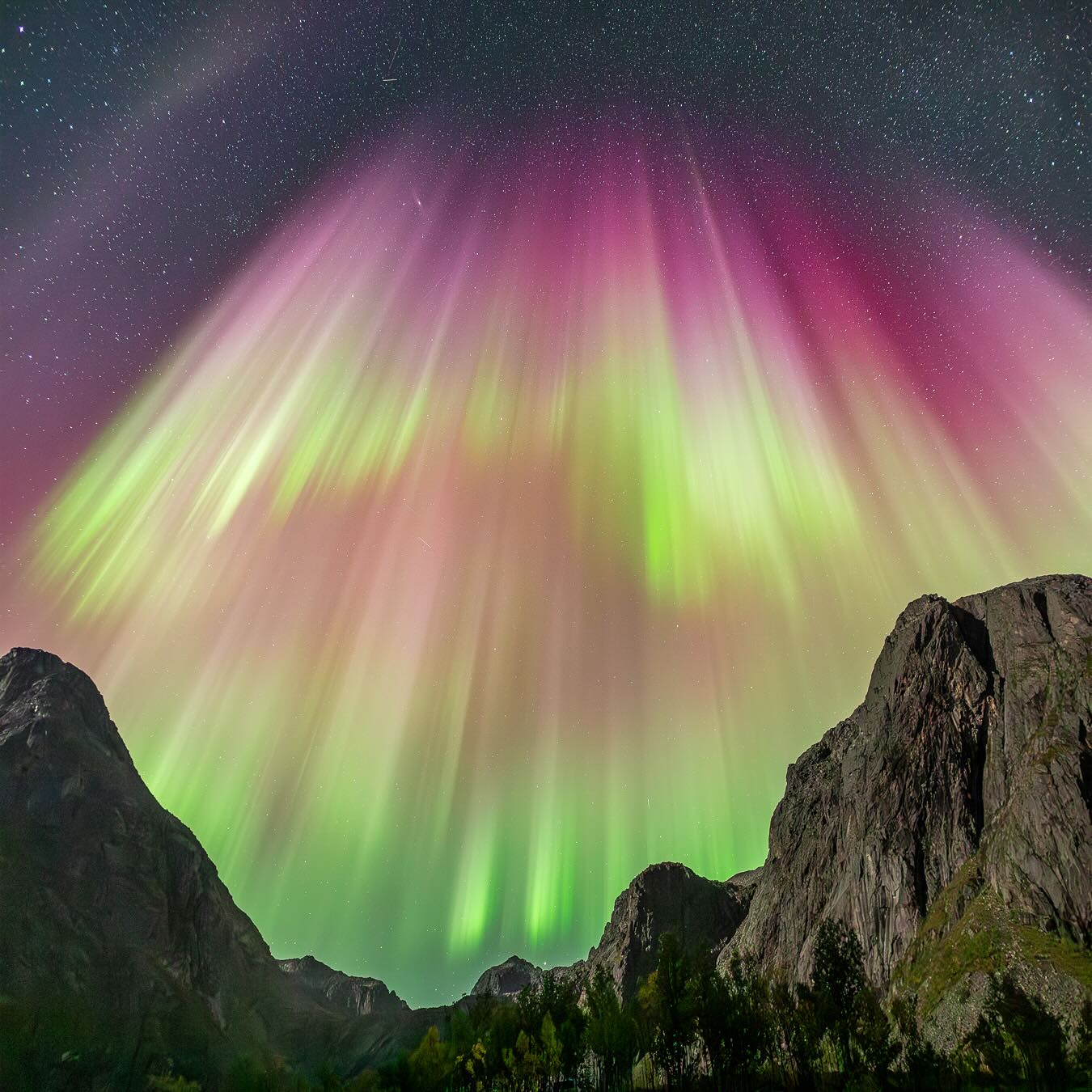 🌌 Season’s First Glow!
The aurora is back and brighter than ever over Tromsø. 
This one is from yesterday.
Ready to chase the lights with us? 💚✨
#AuroraSeason #NorthernLights #TromsøMagic